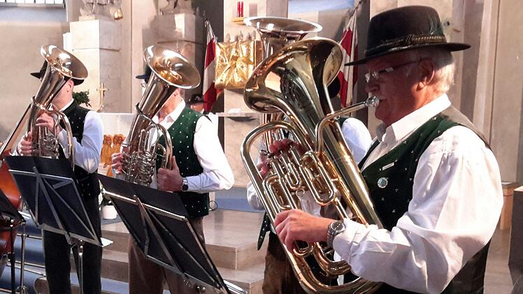 Die Klänge von  Blechblasinstrumenten und Alphörnern harmonieren ganz hervorragend. Bestes Beispiel dafür waren Passagen aus einer romantischen Suite.Rolf Pralle