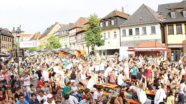 1200 bis 1500 Zuschauer kamen beim letzten Spiel Deutschland gegen S&uuml;dkorea zum Public Viewing in Lichtenfels, um gemeinsam mit der deutschen Nationalmannschaft mitzufiebern.  Foto: Tim Birkner
