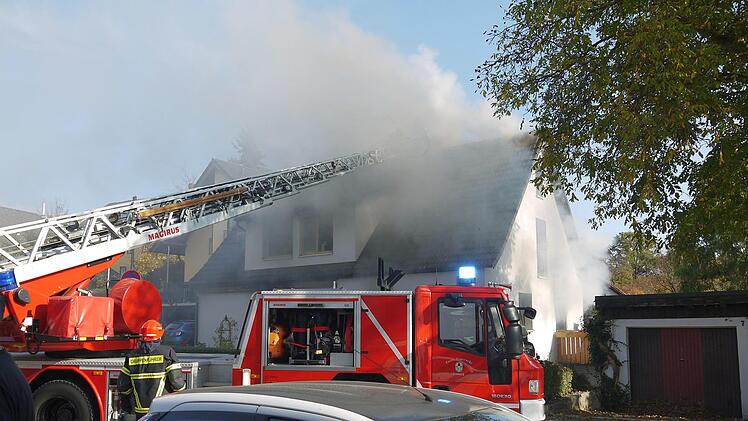 130 Personen waren beim Brand des  Wohnhauses in Ahorn (Landkreis Coburg) im Einsatz.Fotos: Berthold Köhler