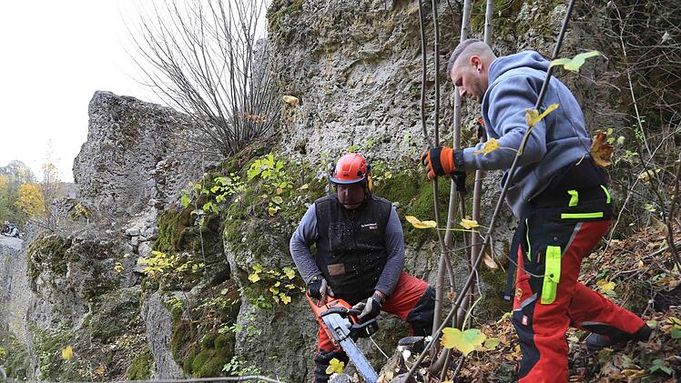 Felsfreilegung an der Burgruine in Bärnfels Foto: Franz Galster