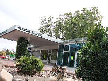 Das Autohaus Wendling ist schon ausgezogen an der Mainberger Straße. Auf dem Grundstück stadtauswärts rechts vor der Ampel wird das neue Parkhaus gebaut.  Foto: Oliver Schikora