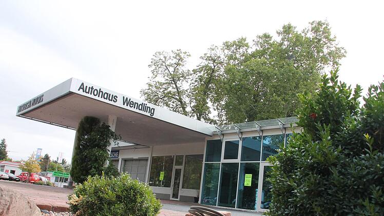 Das Autohaus Wendling ist schon ausgezogen an der Mainberger Straße. Auf dem Grundstück stadtauswärts rechts vor der Ampel wird das neue Parkhaus gebaut.  Foto: Oliver Schikora