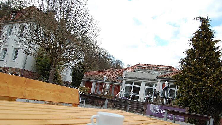 Die Villa und das ehemalige Café bieten Platz für Gäste.