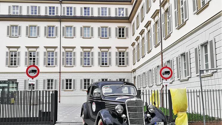 Der Ford V8 (Baujahr 1935) von Friedemann Matthieu aus Görlitz vor dem 1827 errichteten Königlichen Kurhaushotel (demnächst Landesamt für Gesundheit und Lebensmittelsicherheit). Foto: Sigismund von Dobschütz