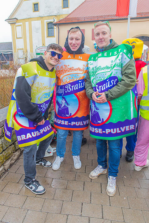Buntes Faschingstreiben begeistert groß und klein.