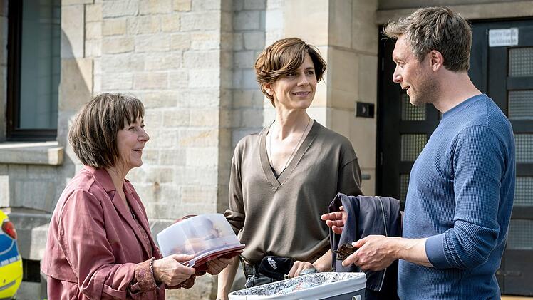 Karen Mohn (Steffi Kühnert, links) sehnt sich nach einer neuen Aufgabe. Ihre freie Zeit füllt sie zur Freude von Judith Mohn (Christina Hecke) und Freddy Breyer (Robin Sondermann) mit Kuchen backen für das Polizeirevier.