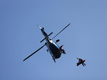 Bergwacht &uuml;bt Rettung mit Hubschrauber
