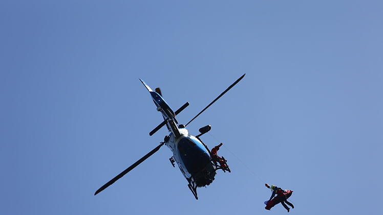 Bergwacht &uuml;bt Rettung mit Hubschrauber