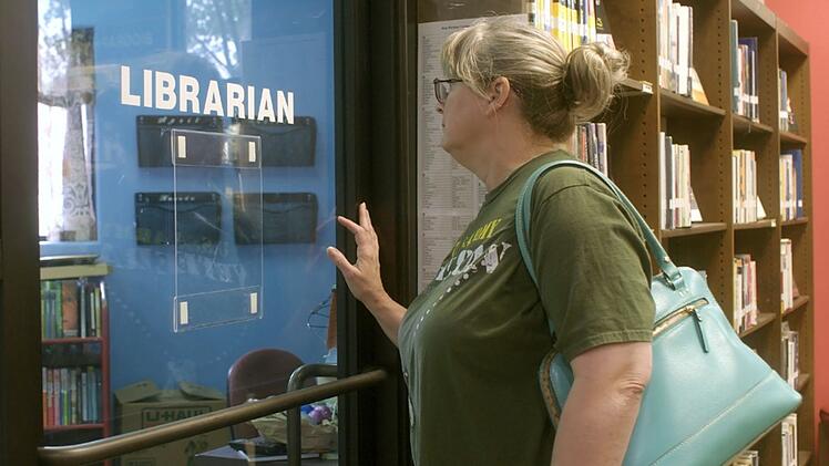 Suzette Baker weigerte sich, B&uuml;cher aus ihrem Bestand zu entfernen. Daraufhin wurde die Bibliotheksleiterin und US-Army-Veteranin entlassen.