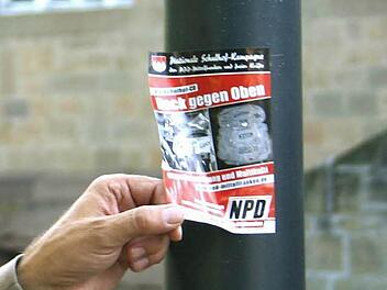 Rechte Gruppierungen und Parteien versuchen, schon auf den Schulhöfen Einfluss auf Jugendliche zu nehmen. In Kronach wurden vor der Realschule I Flyer an die jungen Leute verteilt. Symbolbild: Archiv