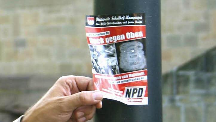 Rechte Gruppierungen und Parteien versuchen, schon auf den Schulhöfen Einfluss auf Jugendliche zu nehmen. In Kronach wurden vor der Realschule I Flyer an die jungen Leute verteilt. Symbolbild: Archiv