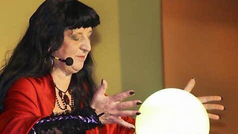 Rosina Eckert blickte als Wahrsagerin für Münnerstadt in die Kugel und sah nichts Gutes.