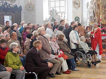 Erzbischof Ludwig Schick bei der Eucharistiefeier. Sogar bei den Stehplätzen wurde es in der Basilika eng. Foto: Andreas Welz