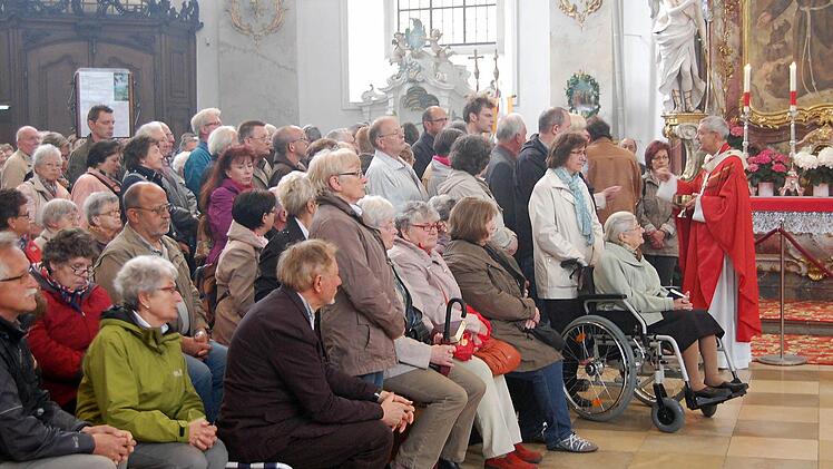 Erzbischof Ludwig Schick bei der Eucharistiefeier. Sogar bei den Stehplätzen wurde es in der Basilika eng. Foto: Andreas Welz