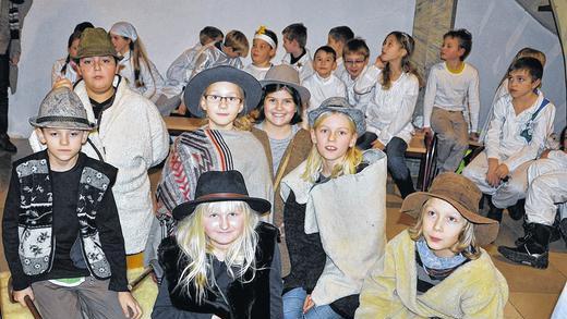 Die ganze Schule auf dem Weg nach Bethlehem