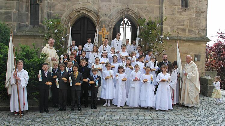 Die Kronacher Erstkommunionkinder mit Regionaldekan Thomas Teuchgräber (Mitte, links), Pfarrer i.R. Franz Sand (rechts) und Gemeindereferent Andreas Roderer (4.v.r)  Foto: Friedwald Schedel