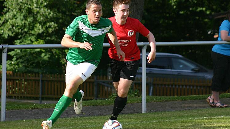 Der Katschenreuther Mathias Weigel enteilt dem Blaicher Florian Wehrfritz.