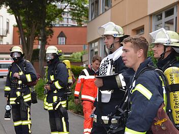 Mit Atemschutz drang die Feuerwehr zum Brandherd in der Saunaanlage des Hotels Frankenland vor. Fotos: Peter Rauch