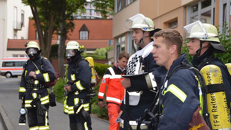 Mit Atemschutz drang die Feuerwehr zum Brandherd in der Saunaanlage des Hotels Frankenland vor. Fotos: Peter Rauch