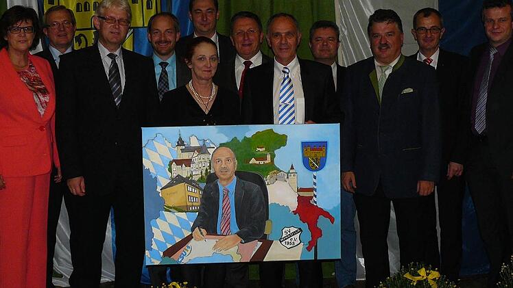 Unser Bild zeigt den Jubilar Franz Uome (Bildmitte) mit seiner Gattin Rita im Kreise der Gratulantenschar.