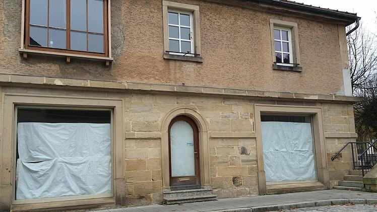 Zugeklebte Scheiben, leer stehende Geschäfte - davon gibt es einige in Kronach. Doch wie kann wieder mehr Leben in die Stadt kommen? Unter anderem dieser Frage gehen wir am 7. Dezember nach. Foto: Igler