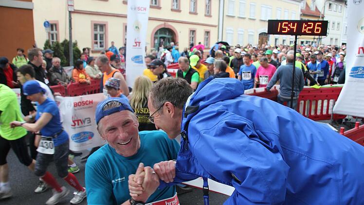 Herbert Hellmuth beim Halbmarathon-Start: Abklatschen mit Karl Schlichtig vom Orga-Team. Foto: Sebastian Martin