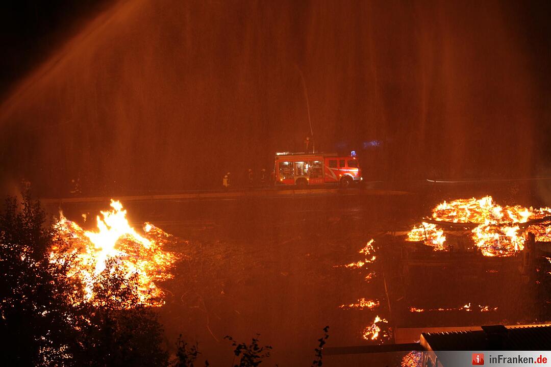 Riesiges Flammeninferno zerstoert grosses Saegewerk - Meterhohe Flammen