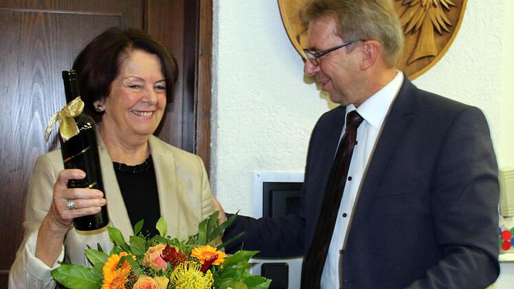 Bürgermeister Wolfgang Bauersachs verabschiedet Gisela Glodschei aus dem Gemeinderat. Foto: Bettina Knauth