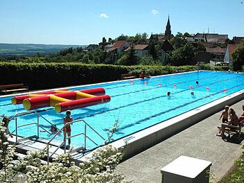 Nachdem das Schwimmbad auf den neuesten Stand gebracht wurde, macht man sich mit einer Machbarkeitsstudie Gedanken, wie das Umfeld sinnvoll gestaltet werden könnte. Archiv-Foto: Schmidt