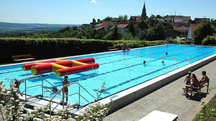 Nachdem das Schwimmbad auf den neuesten Stand gebracht wurde, macht man sich mit einer Machbarkeitsstudie Gedanken, wie das Umfeld sinnvoll gestaltet werden könnte. Archiv-Foto: Schmidt