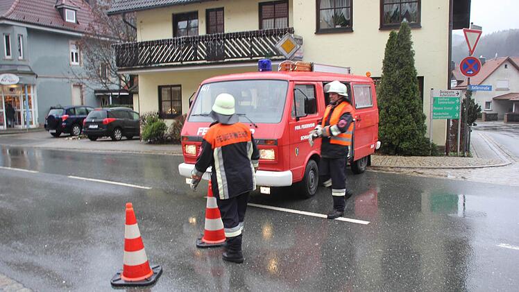 Die Feuerwehr sperrte die Hauptstraße ab.  Foto: Friedwald Schedel