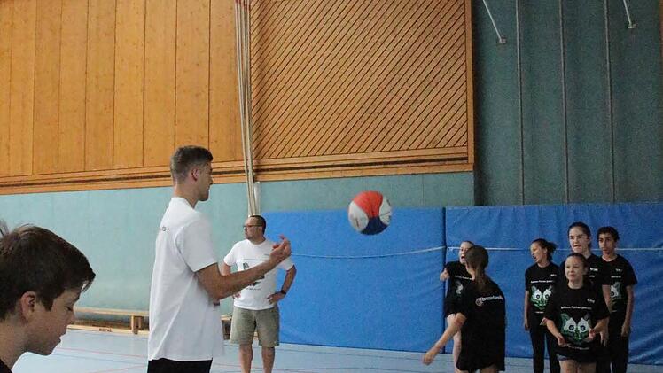 Profispieler Matthias Fichtner &uuml;bt mit den Sch&uuml;lern die richtige Wurftechnik. Foto: Fenna Kreuz