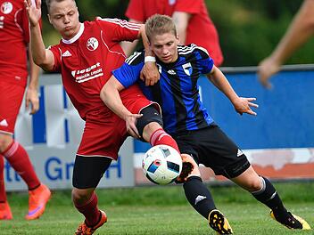 Sven Wieczorek (r., hier im Pokalspiel gegen Vach mit dem Ex-Jahnler Timo Strohmer) ist eine der Alternativen für das Mittelfeld. Gegen Fuchsstadt stand der 23-Jährige 71 Minuten auf dem Feld. Foto: Sportfoto Zink