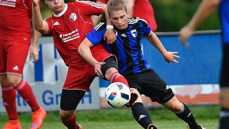Sven Wieczorek (r., hier im Pokalspiel gegen Vach mit dem Ex-Jahnler Timo Strohmer) ist eine der Alternativen für das Mittelfeld. Gegen Fuchsstadt stand der 23-Jährige 71 Minuten auf dem Feld. Foto: Sportfoto Zink