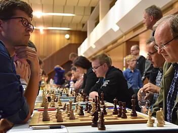Der Erlanger Alexander Hilverda (li.) gewann die 15. Forchheim-Open knapp vor Eckhard Schmittdiel (re.) und triumphierte damit zum zweiten Mal nach 2014.  Fotos: SC