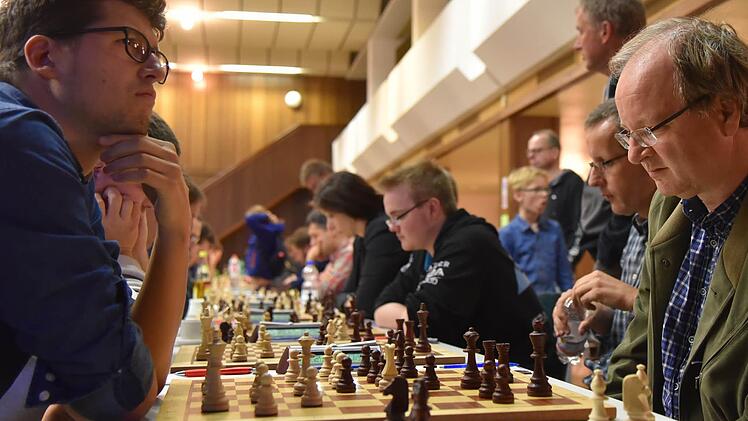 Der Erlanger Alexander Hilverda (li.) gewann die 15. Forchheim-Open knapp vor Eckhard Schmittdiel (re.) und triumphierte damit zum zweiten Mal nach 2014.  Fotos: SC