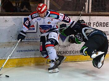 Nach dem Höhenflug am Feiertag erlebte der Höchstadter EC (re. Jiri Ryzuk) am Sonntag in Deggendorf eine Bruchlandung.  Foto: Picturedreams