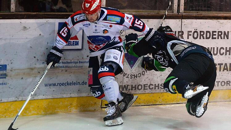 Nach dem Höhenflug am Feiertag erlebte der Höchstadter EC (re. Jiri Ryzuk) am Sonntag in Deggendorf eine Bruchlandung.  Foto: Picturedreams
