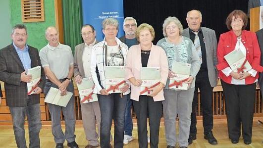 Sie feierten 50. Jubiläum in der IGBCE. Mit im Bild von links Holger Kempf, Richard Rauh, Klaus Neubauer (3. v. r.) und Seppel Kraus (r.)