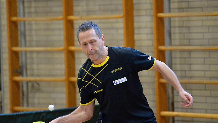 SC Adelsdorf - SpVgg Erlangen II. Der Adelsdorfer J&uuml;rgen Z&ouml;belein hatte in seinen beiden Einzelpartien kein Gl&uuml;ck, zog jeweils nach f&uuml;nf S&auml;tzen den K&uuml;rzeren. Foto: Picturedreams