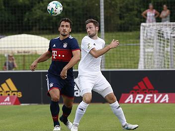 2017 Bayern München, 2018 FC Nürnberg. Der FSV Erlangen-Bruck (hier Oliver Seybold gegen den Münchner Mats Hummels) begrüßt am Sonntag erneut einen namhaften Testspielgegner.  Foto: Baumann/Archiv