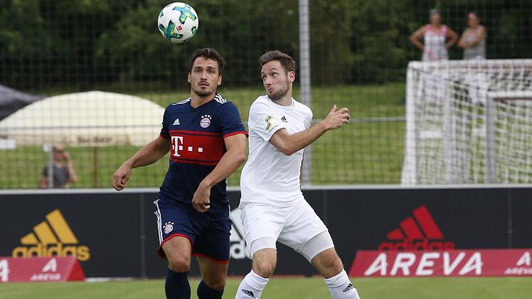 2017 Bayern München, 2018 FC Nürnberg. Der FSV Erlangen-Bruck (hier Oliver Seybold gegen den Münchner Mats Hummels) begrüßt am Sonntag erneut einen namhaften Testspielgegner.  Foto: Baumann/Archiv