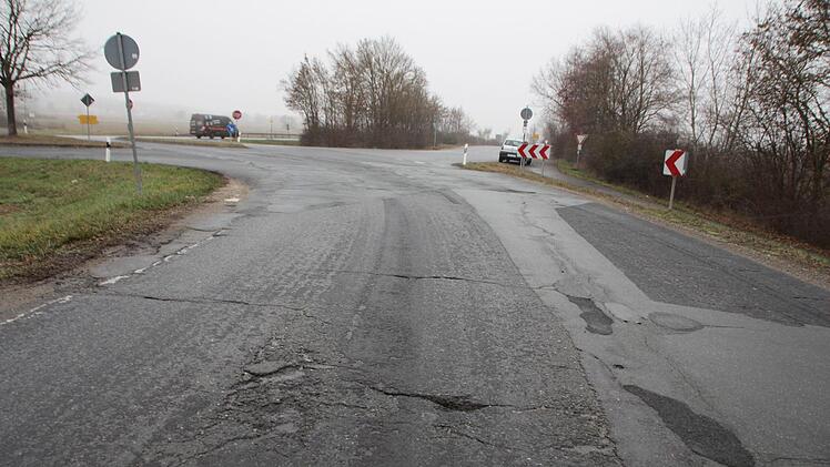 Die alte B 470 zwischen Höchstadt und Lonnerstadt ist vor allem hier im Einmündungsbereich in einem sehr desolaten Zustand. Foto: Andreas Dorsch