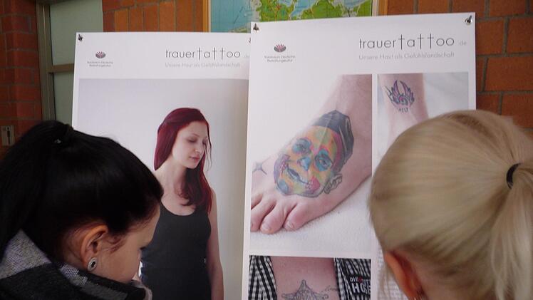 Trauertattoos - und ihre Geschichte dahinter zeigt eine Ausstellung in der Staatlichen Berufsschule. Foto: Klaus Werner