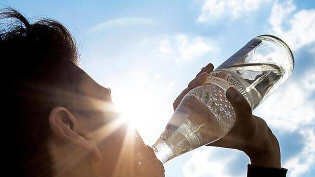 Sie ersetzt 37 PET-Flaschen: Die "Glasperlenflasche" ist die am meisten verbreitete Mehrweg-Wasserflasche. Sie steht nicht nur bei der &Ouml;kobilanz ganz oben, sondern sichert auch Jobs bei Herstellern und Abf&uuml;llern. Foto: NGG