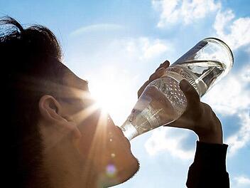 Sie ersetzt 37 PET-Flaschen: Die "Glasperlenflasche" ist die am meisten verbreitete Mehrweg-Wasserflasche. Sie steht nicht nur bei der Ökobilanz ganz oben, sondern sichert auch Jobs bei Herstellern und Abfüllern. Foto: NGG