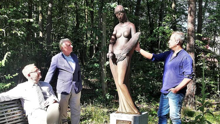 Bildhauer Klaus Metz (rechts) mit Auftraggeber Peter Deeg (Mitte) und Autor Nils Aschenbeck an seiner Bronzeskulptur der heiligen Dorothea Foto: Sigismund von Dobschütz