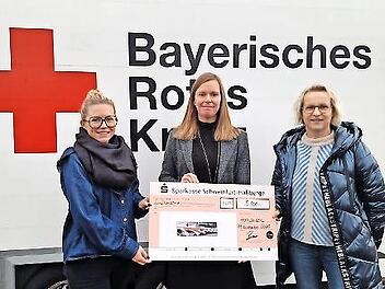 Den Scheck überreichten Personalleiterin Barbara Bendel (rechts) und Antonia Riedlmeier (Assistentin der Geschäftsführung; links) und an Kreisgeschäftsführerin Carina Küfner.