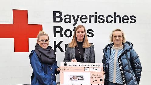 Den Scheck überreichten Personalleiterin Barbara Bendel (rechts) und Antonia Riedlmeier (Assistentin der Geschäftsführung; links) und an Kreisgeschäftsführerin Carina Küfner.