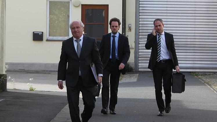 Für Geschäftsführer Jürgen Knecht  (links)  war  es  ein bitterer Tag.  Unser  Bild zeigt  ihn mit   Bastian  Messow (Mitte) und dessen Kollegen Philipp Reischl von der  Frankfurter  Kanzlei  Brinkmann & Partner.